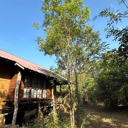 Hotel Athreya Ayurveda Ashram à Habarana Extérieur photo